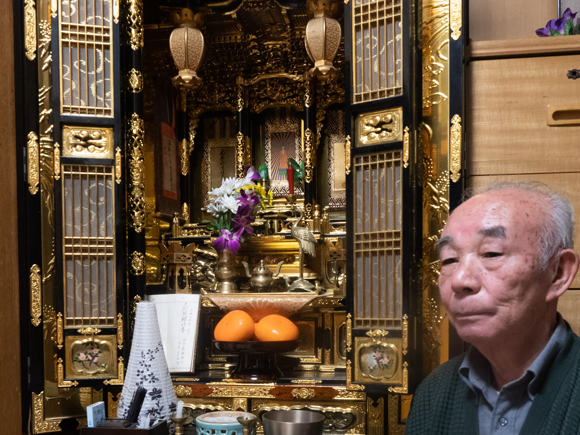 新潟仏壇制作の職人だった父が、昭和初期に小樽に渡って創業しました。仏壇の中でも、随所に金箔を貼った金箔仏壇の仕上げや修理を行っていました。