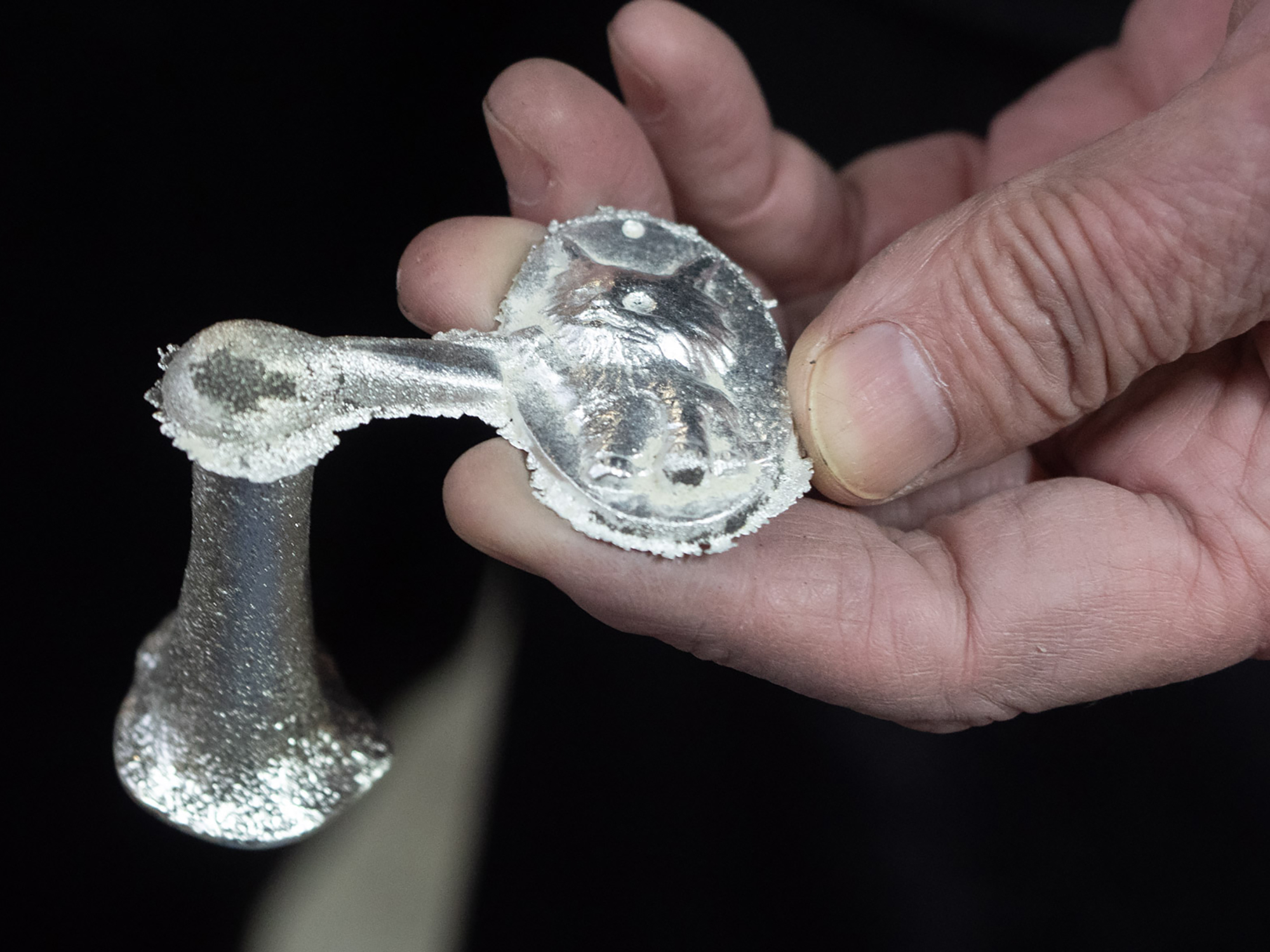 鋳物は人類史上古代から伝わる技法で原始的ですが、同じ金属製品を正確にたくさん作るのに、これに優るものはありません。