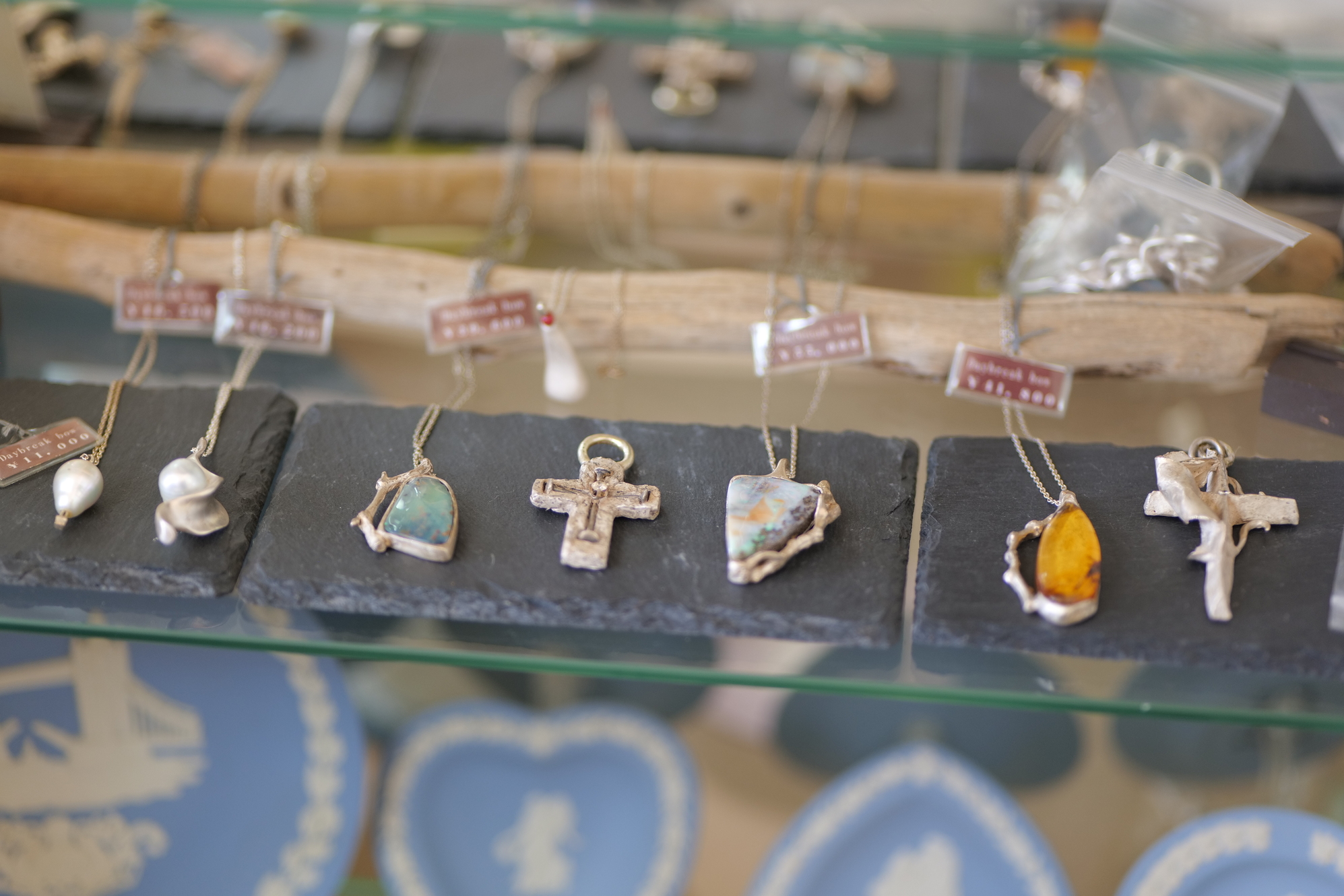 先代・東雲廣明氏は昨年惜しくも他界されましたが、フラワーアレンジメント講師であったパートナーの弓さんがその想いを引き継ぎ、活動を再開しています。