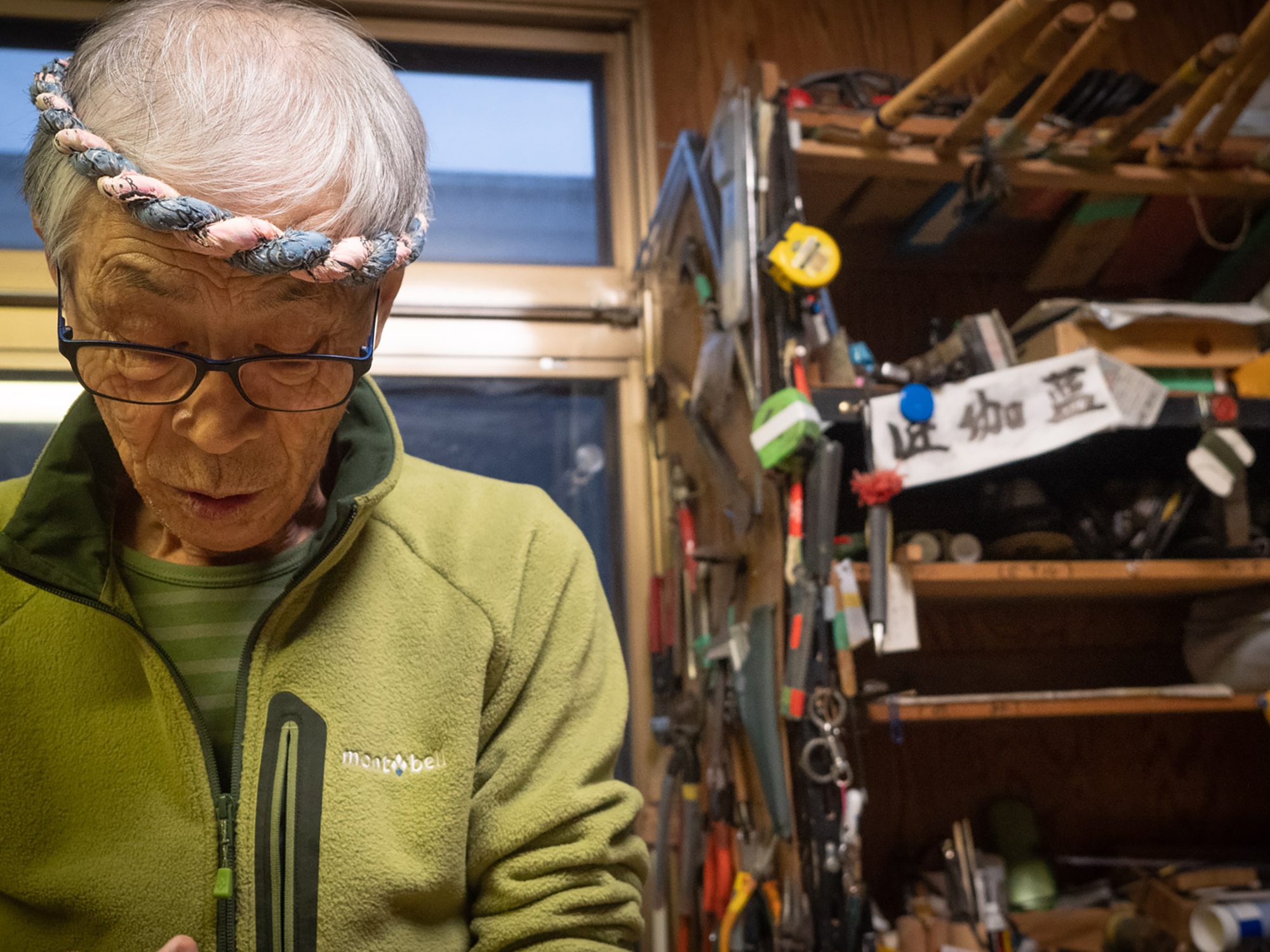 木工職人の梶原邦雄は、昭和32年から家具・室内装飾製作所に住み込みで勤務し、家具の製造、修理、大工仕事の経験を積み、技能士資格を取得しました。内装、外装、基礎⼯事まですべてをこなし、手がけた物件は住宅から店、学校など多岐に渡ります。