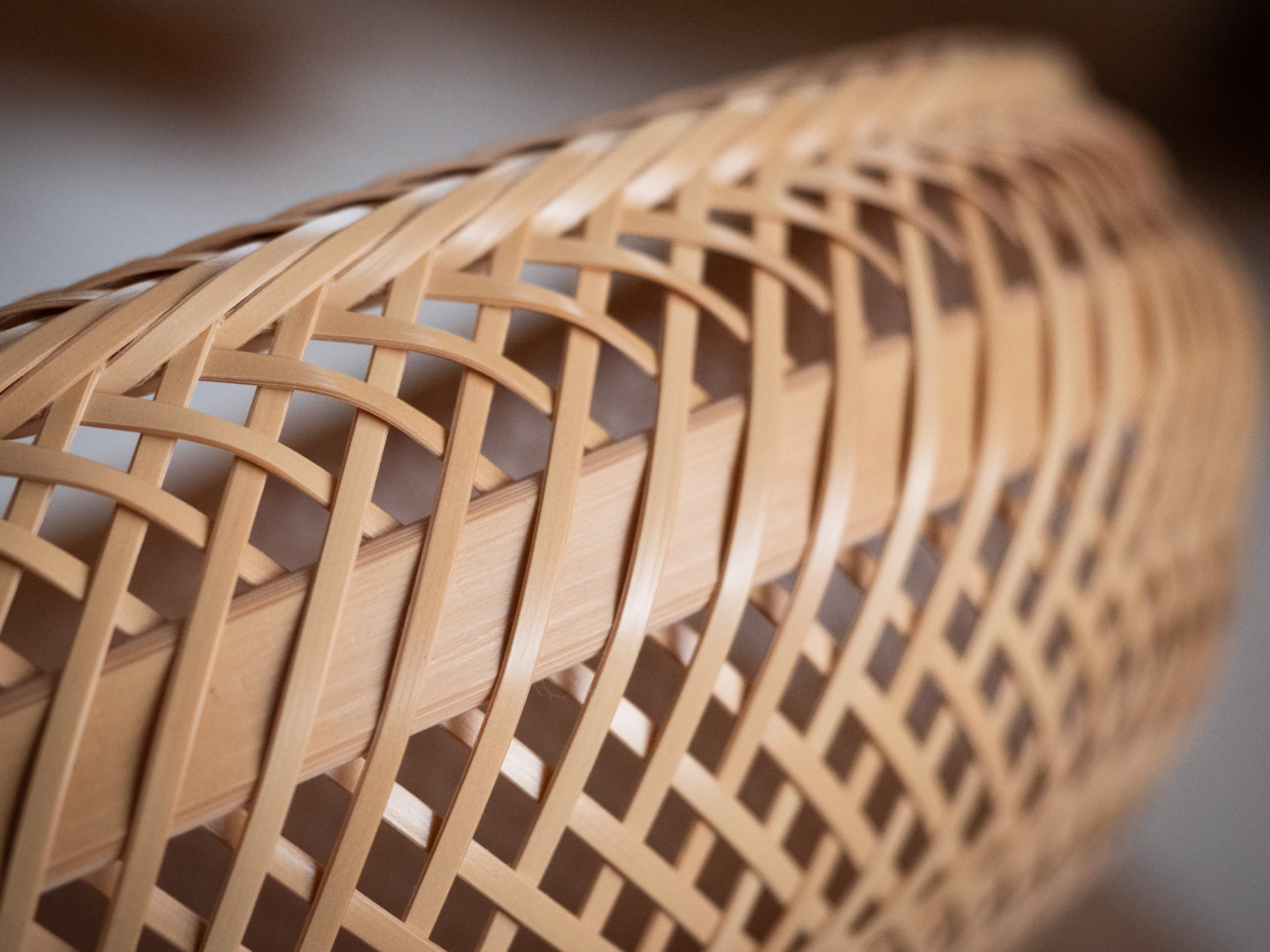 「鉄鉢盛籠（てっぱちもりかご）」という籠の側面。鉄鉢盛籠はお坊さんが托鉢の際に使用していた鉄鉢を模した籠で、別府竹細工の伝統的な編み方で作られています。