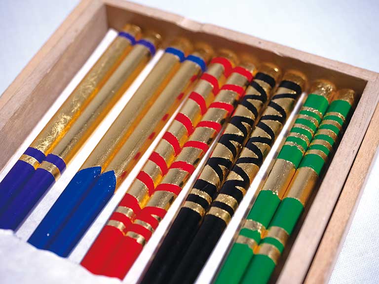 美しい輝きの金箔貼りの箸作り